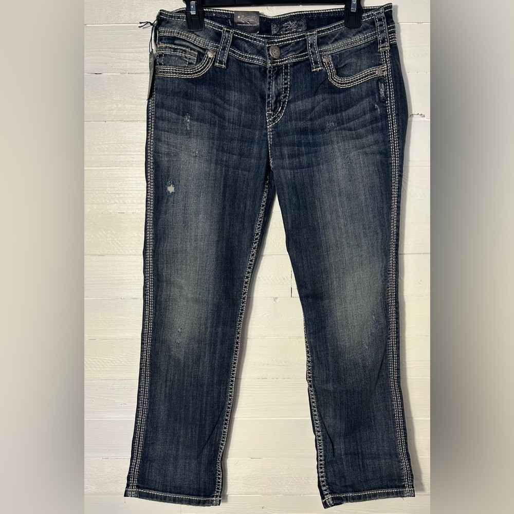 NWT Silver Jeans, Twisted Capri, size 29.
Dark blue wash.